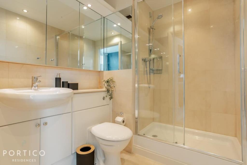 Appartamento Portico Residences - Stunning Penthouse With River Views In Battersea Londra
