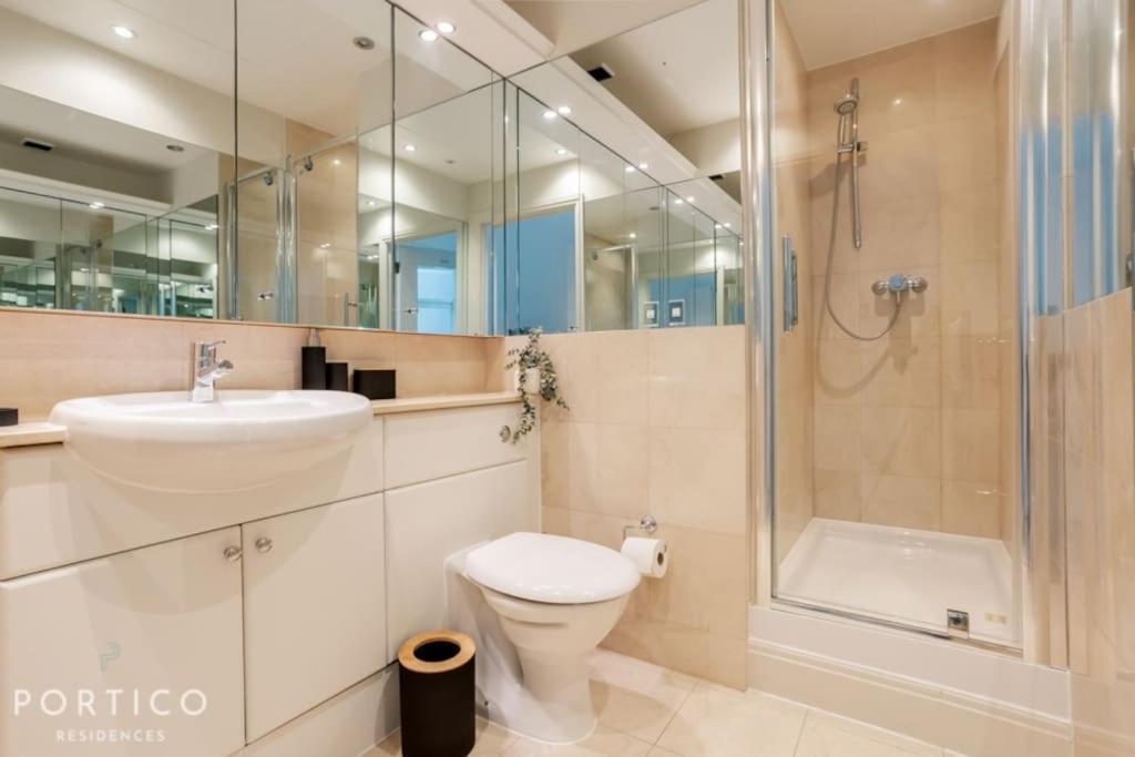Portico Residences - Stunning Penthouse With River Views In Battersea Londra