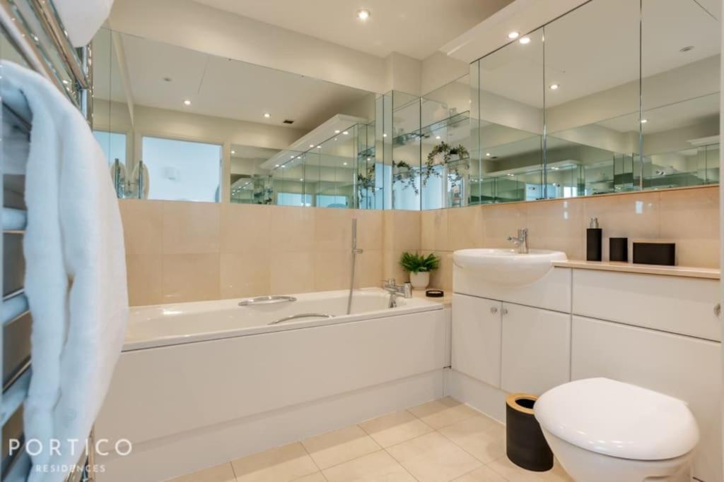 Portico Residences - Stunning Penthouse With River Views In Battersea Appartamento Londra
